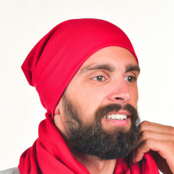 Мужская шапка красного цвета