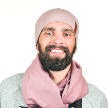 Бежевая мужская шапка