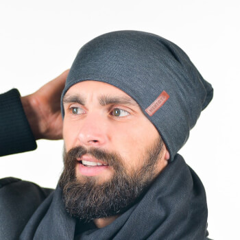 Серая мужская шапка