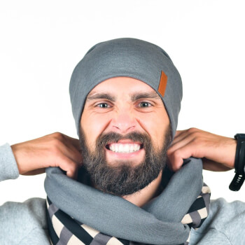 Мужская шапка серого цвета