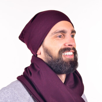 Мужская шапка темно-пурпурного цвета