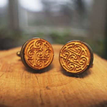 Деревянные запонки с необычным узором