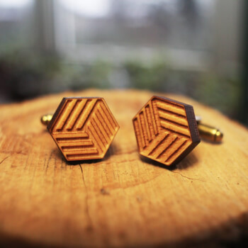 Деревянные запонки с оригинальным узором