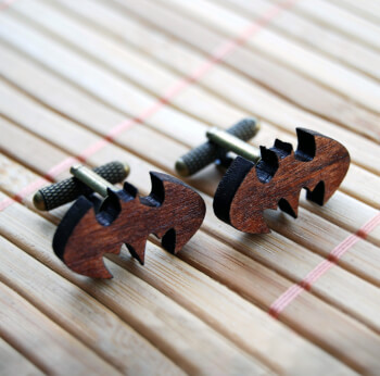 Оригинальные запонки из дерева Бэтмен