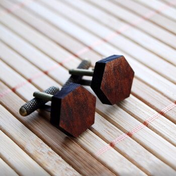 Запонки из дерева шестиугольные