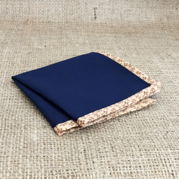 Темно-синий нагрудный платок с цветочным кантом 