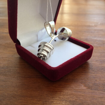 Кулон в виде выгнутой штанги со снимающимися блинами