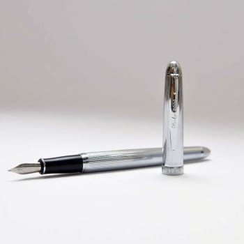 Перьевая ручка с хромированными деталями