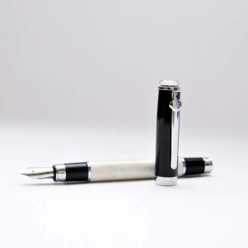 Перьевая ручка со светлой вставкой жемчужного цвета