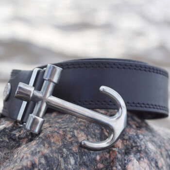 Кожаный ремень с пряжкой якорем