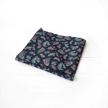 Темно-синий нагрудный платок с узором пейсли