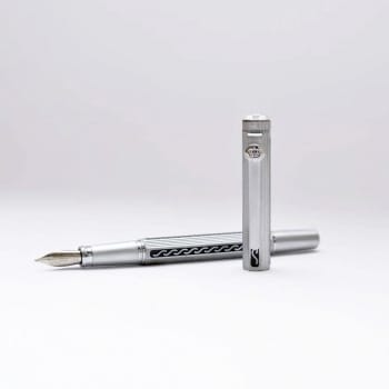 Перьевая ручка в древнем стиле