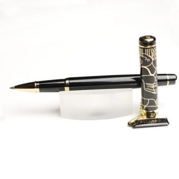 Ручка-роллер черного цвета с рисунком на колпачке