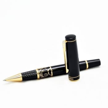 Ручка-роллер черного цвета c узором. Классика