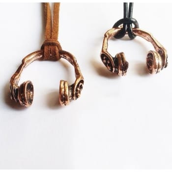 Мужская подвеска из кожи с наушниками