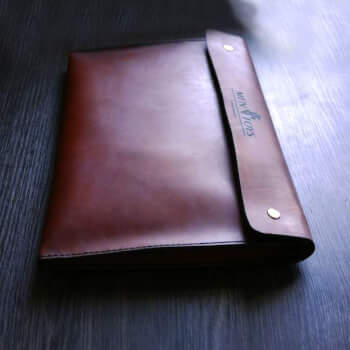 Клатч для бумаг или планшета из кожи.